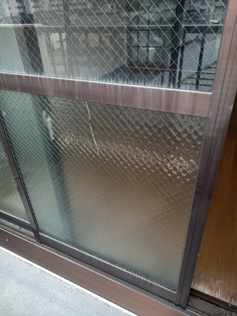 網入りガラス熱割れ