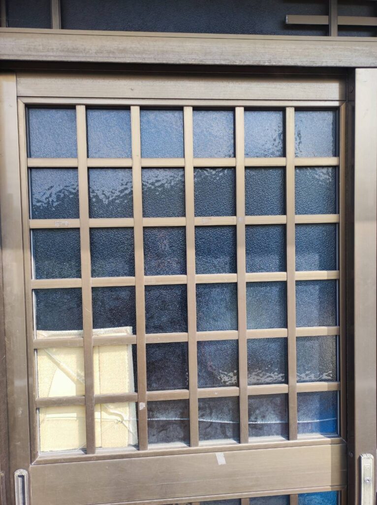 戸畑区周辺の玄関引き戸ガラス修理 施工前