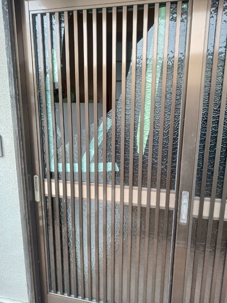 玄関引き戸の型板ガラス割れ（施工前）