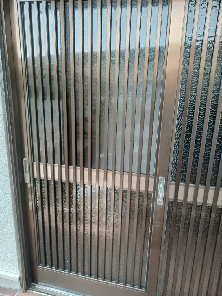 玄関引き戸の型板ガラス交換（施工後）