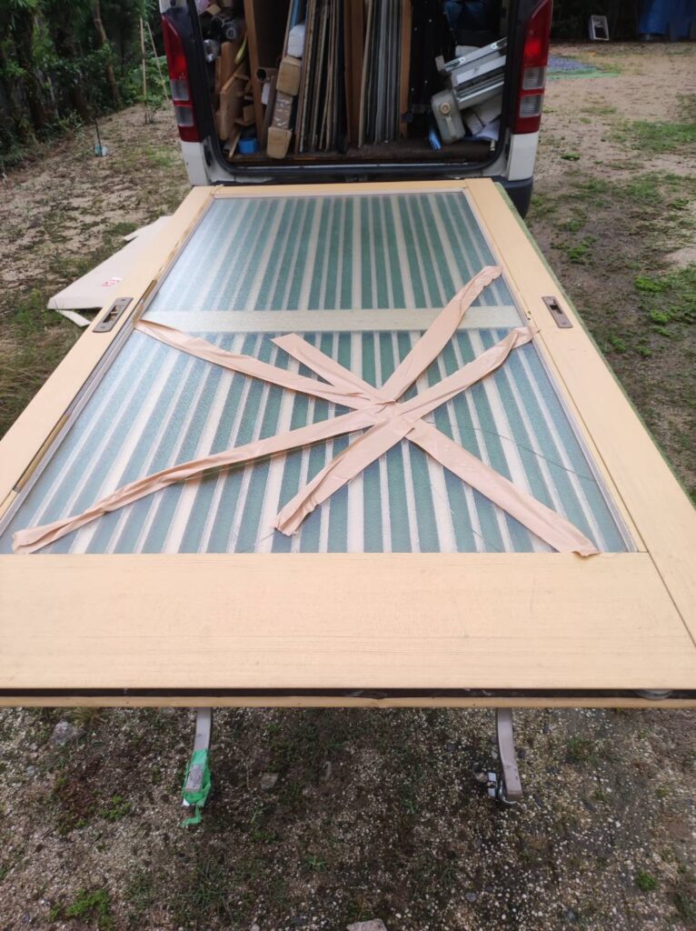 八幡東区の玄関引き戸霞ガラス修理 施工前