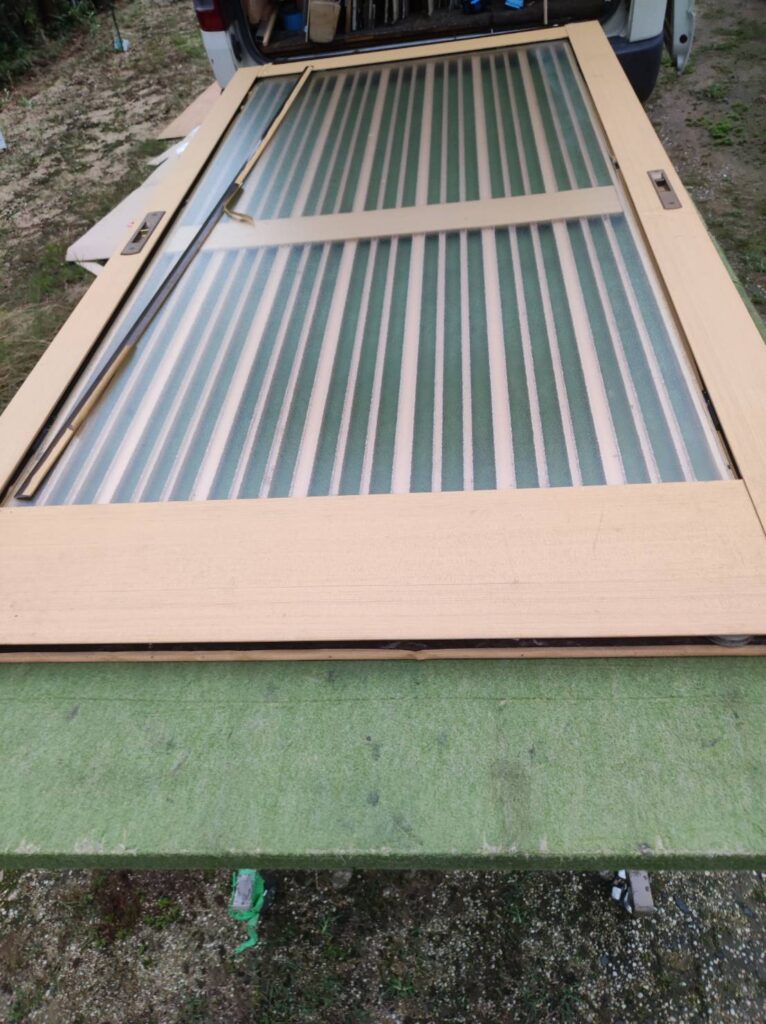 八幡東区の玄関引き戸霞ガラス交換 施工中