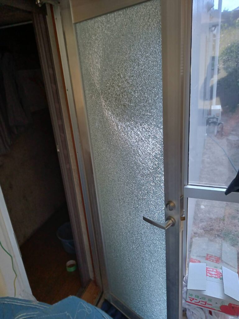 北九州市 強化ガラス 養生作業