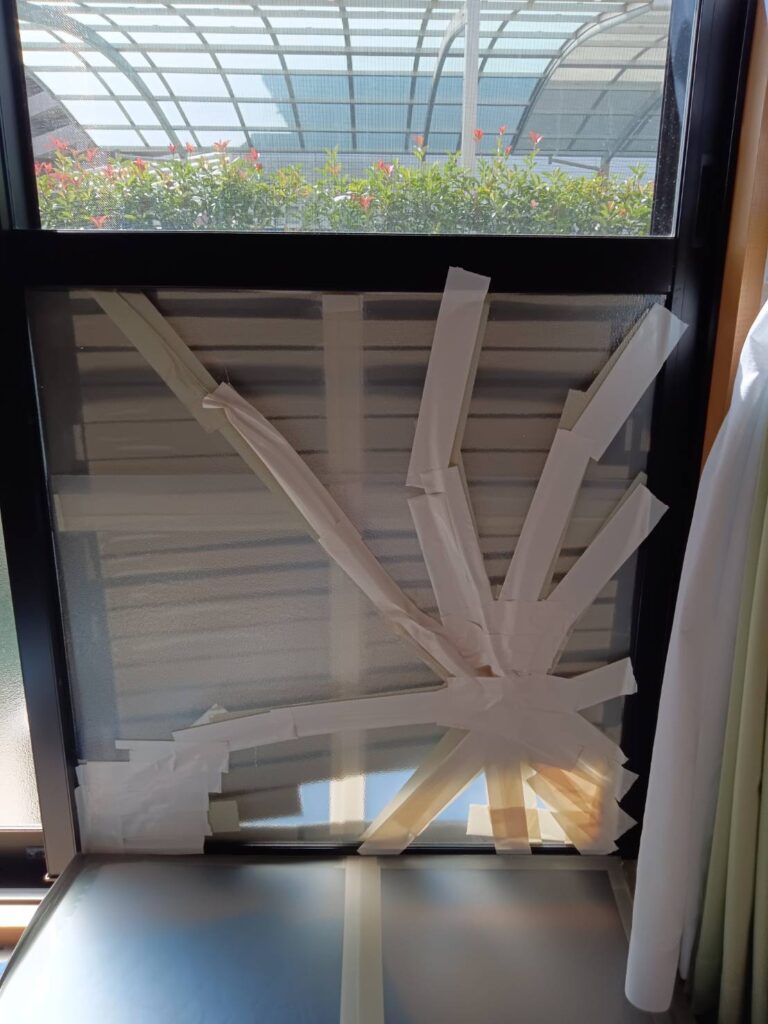 八幡西区のアパート掃き出し窓すりガラス修理 施工前