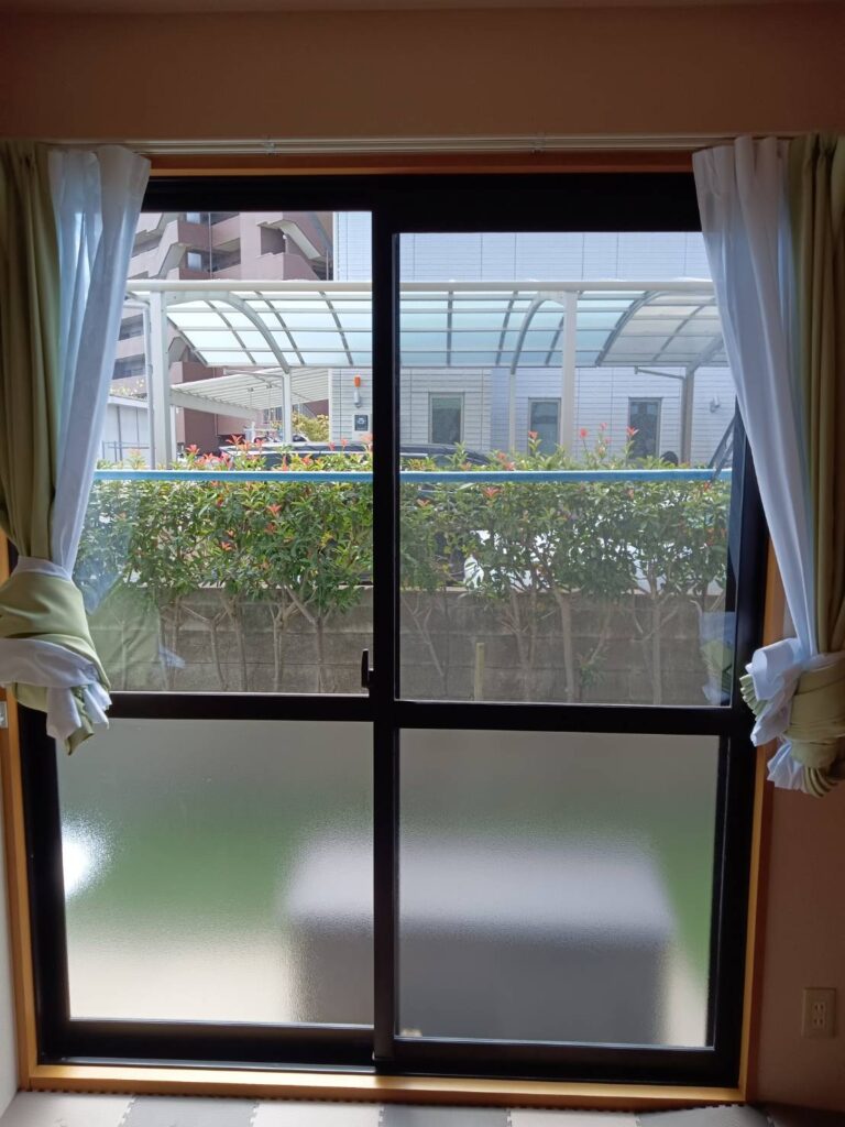 八幡西区のアパート掃き出し窓すりガラス交換 施工後