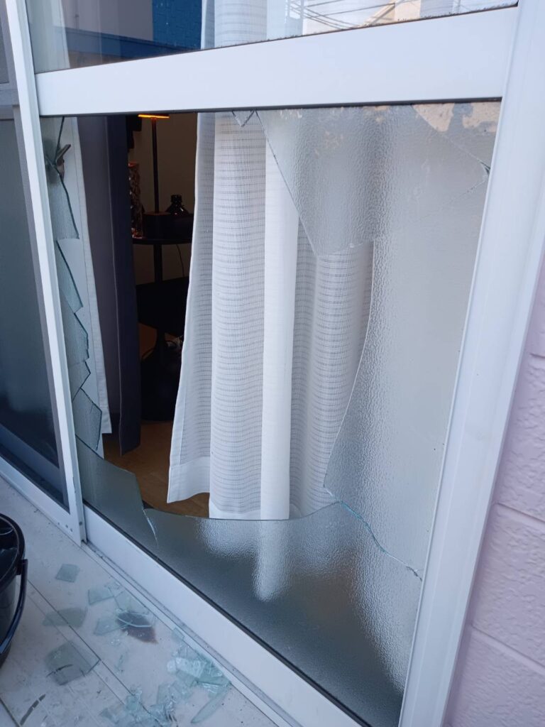 八幡西区のバルコニー掃き出し窓ガラス修理 施工前