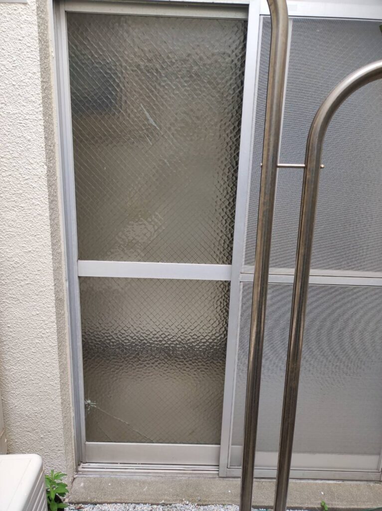 八幡西区の施設 網入りガラス交換修理 施工前