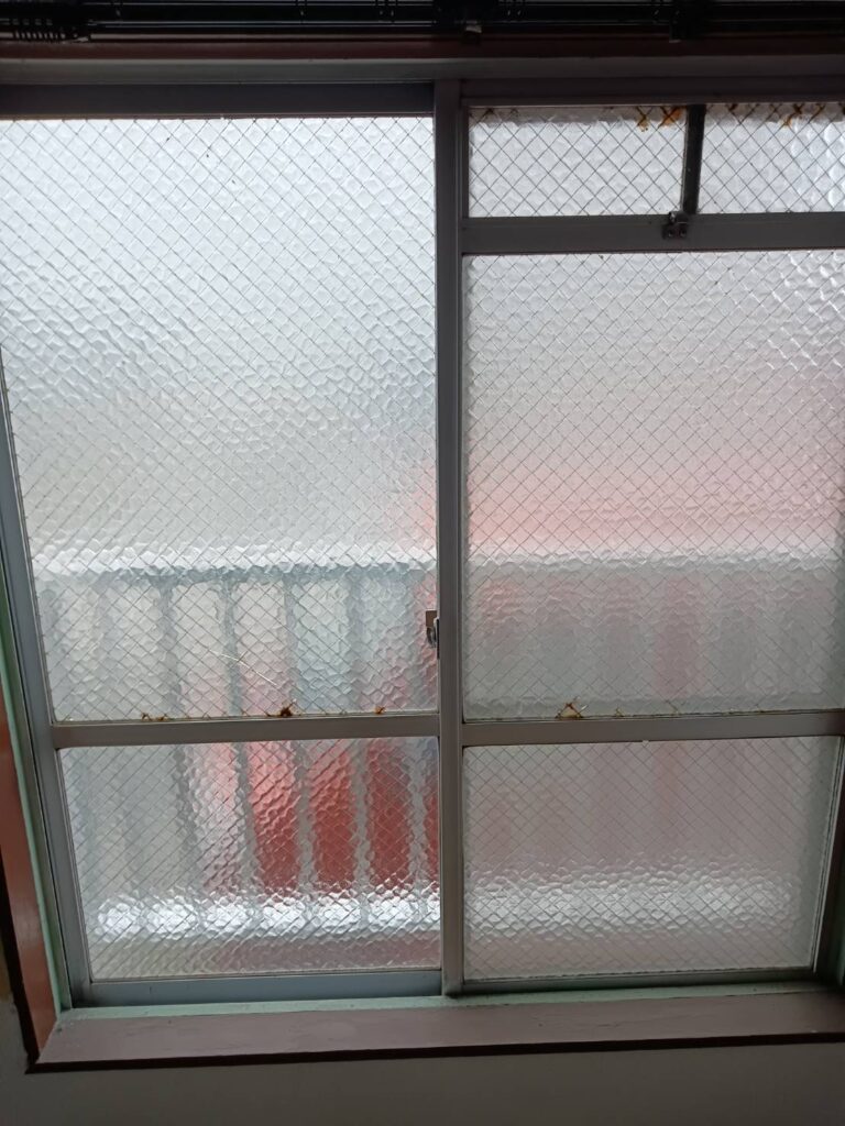 門司区 網入りガラス交換 修理 施工前