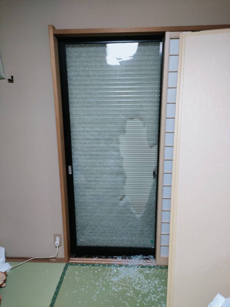 北九州市 強化ガラスの割れ方