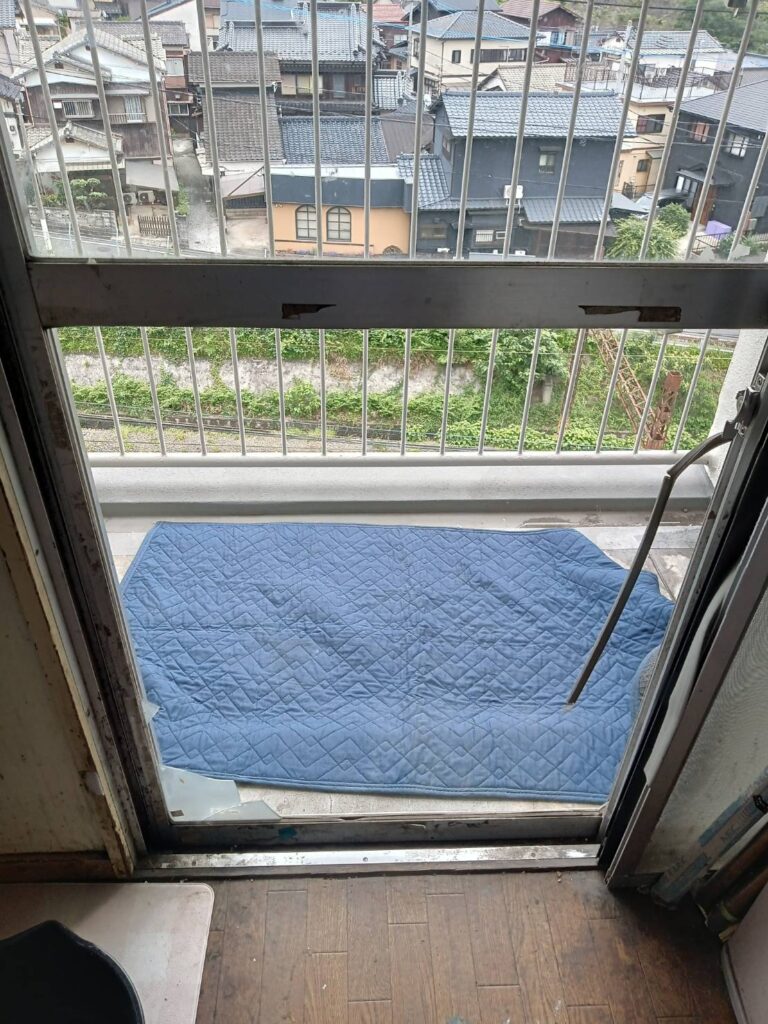 八幡東区の掃き出し窓すりガラス修理 施工前