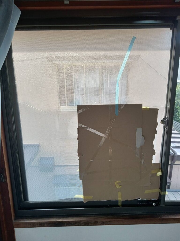 八幡東区の腰高窓透明ガラス修理 施工前