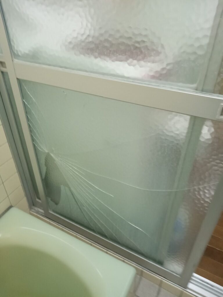 門司区 浴室ガラス交換 修理 施工前